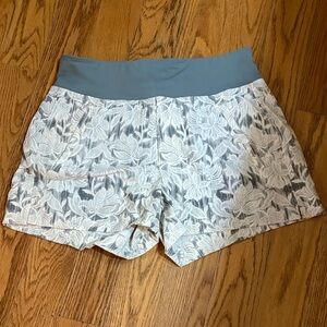 ✨ ATHLETA ✨ White Ethereal Lacey Floral Print Trekkie North Short Size 4